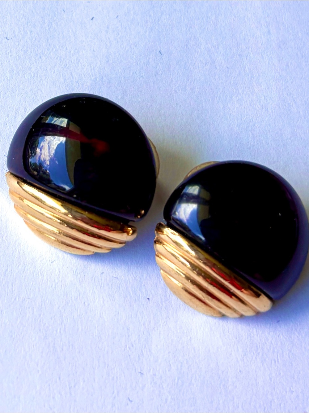 Vtg 1980s Avon Black Marbled Cabochon Pierced Earrings Gold Bands Red Swirl